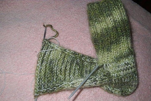 Носки с укреплённой пяткой и подошвой спицами