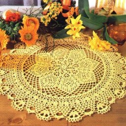 Вяжем нежную салфетку круглой формы