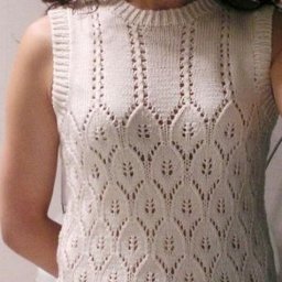 Топ молочного цвета, вяжем спицами