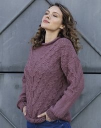 Джемпер с V-образным узором из кос