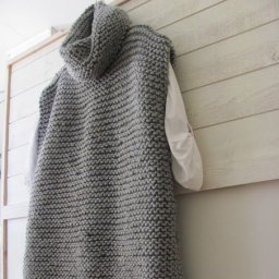 Серая безрукавка спицами