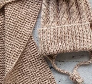 Универсальная шапочка спицами