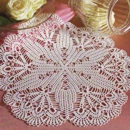Вяжем нежную салфеточку крючком
