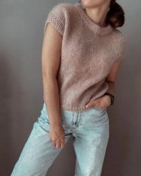 Пудровый жилет, связанный спицами — вещь, делающая образ мягким, женственным и современным