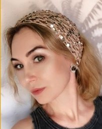 Ажурная косынка с пайетками — нежный блеск ручной работы