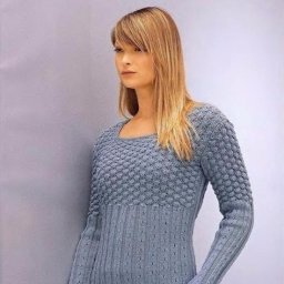 Стильный серый джемпер спицами