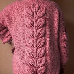 Свитер с крупными листьями