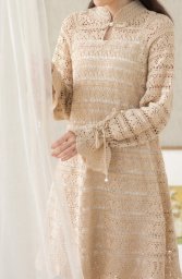 Бежевое платье крючком: подчеркиваем нежность и элегантность образа!