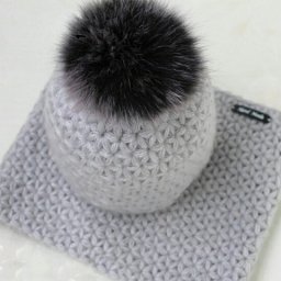 Простая, но эффектная шапочка крючком