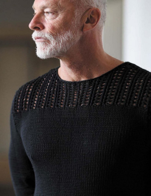 Чёрный мужской джемпер, связанный спицами &mdash; классика, которая никогда не выходит из моды