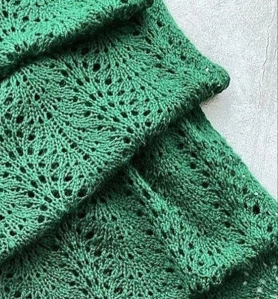 Зеленый палантин спицами