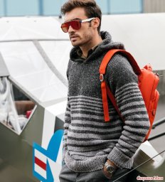 Мужской пуловер с капюшоном