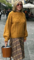 Джемпер спицами фантазийными узорами