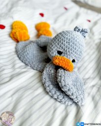 Комфортер «Гусёнок», связанный крючком — маленький друг для больших чувств