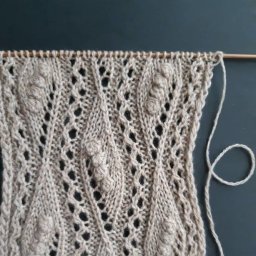 Роскошный узор спицами, подойдет для шали!