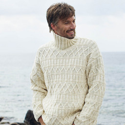Мужской свитер с рельефным узором спицами