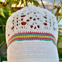 Кепка с вязаным козырьком крючком