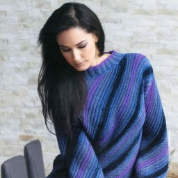 ​Женский пуловер вязаный спицами по диагонали.