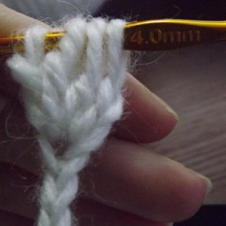 Обвязка края изделия помпонами. Мастер-класс