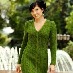 Элегантное зеленое платье на пуговицах спицами