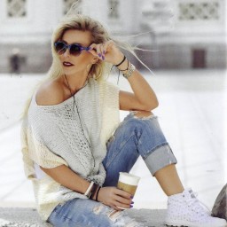 Летний пуловер из хлопка со спущенным плечом