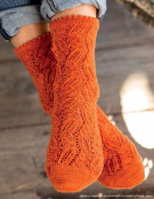 Красивые носки с ажурным узором спицами