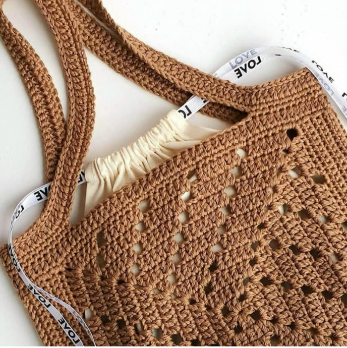 ​Коричневая летняя сумка из больших квадратных мотивов