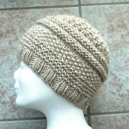 Стильная шапка спицами