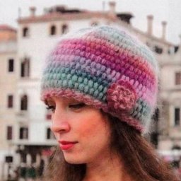 Очаровательная шапочка, связанная объемным узором