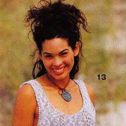 Расширенный книзу топ из меланжевой пряжи, связанный спицами