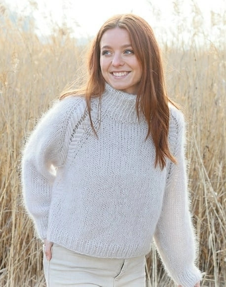 Уютный свитер спицами