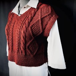 Эффектный жилет спицами