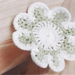 Милый вязаный цветочек
