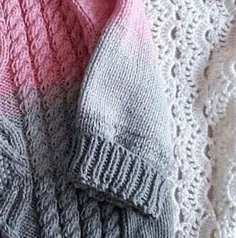 Очаровательный свитер, связанный спицами