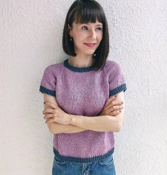 Женская футболка, связанная спицами