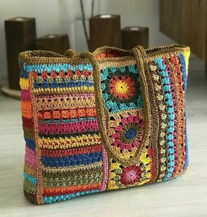 Яркие сумочки из мотивов крючком