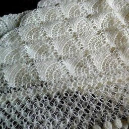 Красивая белая шаль, связанная крючком