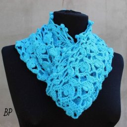 Красивый ажурный снуд, связанный крючком