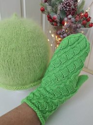 Зеленые шапка и варежки спицами
