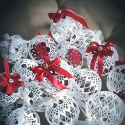 Хрупкие, но очень красивые ёлочные шарики