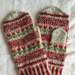 Необычные варежки спицами