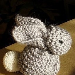 Вязаный зайчик из квадрата