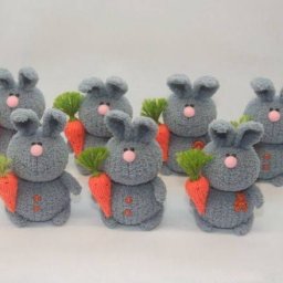 Вяжем зайку с любимым лакомством!