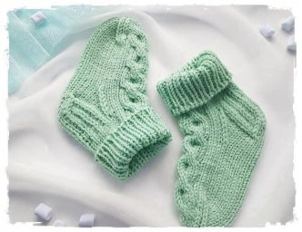 Вяжем нежные детскик носочки