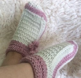 Домашние тапочки-следочки спицами