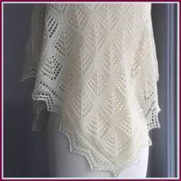 Треугольная шаль ажурным узором спицами