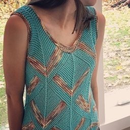 Интересный меланжевый летний топ в технике “пэчворк”