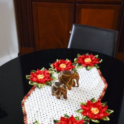 Салфетка с красными цветами от бразильской мастерицы