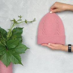 Симпатичная шапочка спицами