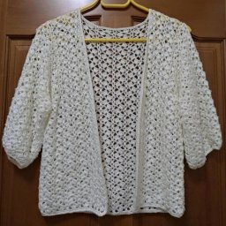 Белый летний ажурный жакет крючком